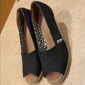 Tom’s open toe dress shoe black size W8.5